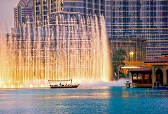 Turisté sledují Dubajské fontány
