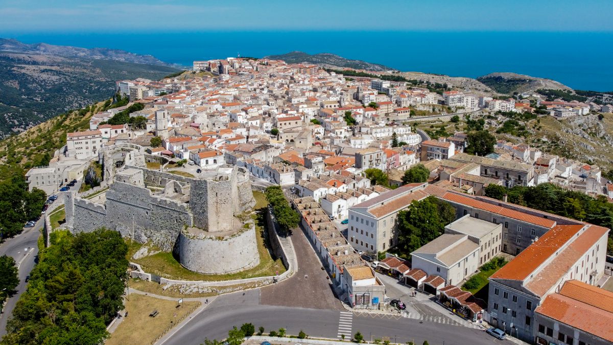 Letecký pohled na svatyni na Monte Sant´Angelo a okolí