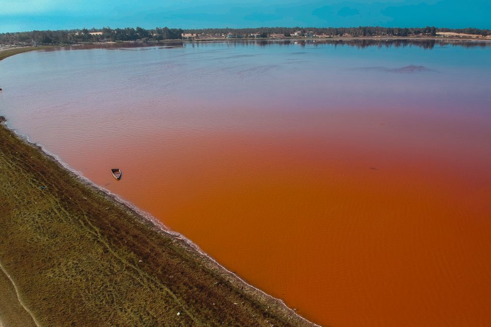 Růžové jezero Retba poblíž Dakaru