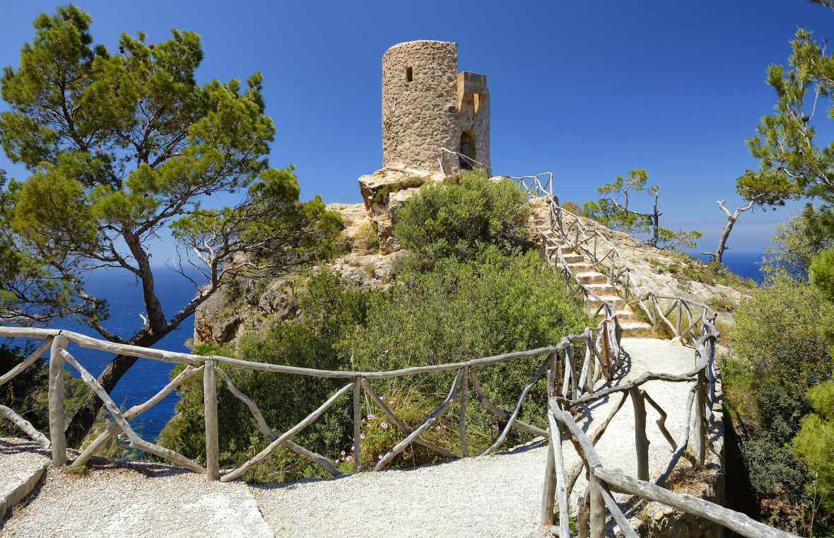 Historická strážní věž nad pobřežím Mallorcy.