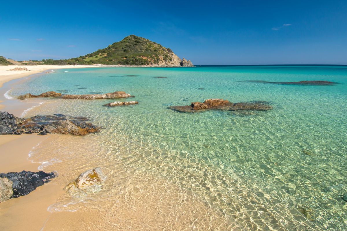 Pláž Costa Rei na jihu Sardinie