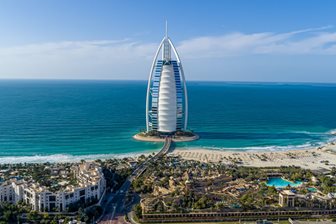 Celkový pohled na hotel Burj Al Arab v Dubaji