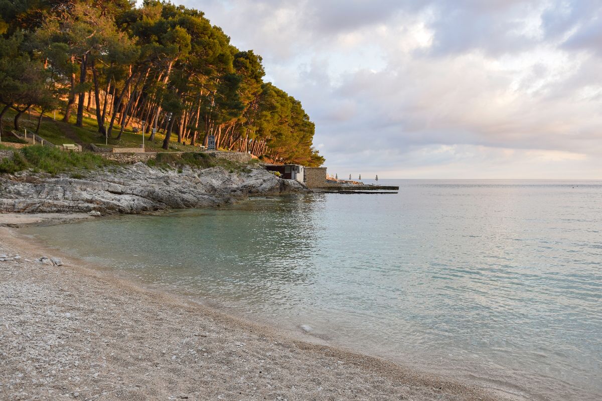 Pláž Sunčana, Lošinj, Chorvatsko Pláž Sunčana, Lošinj, Chorvatsko