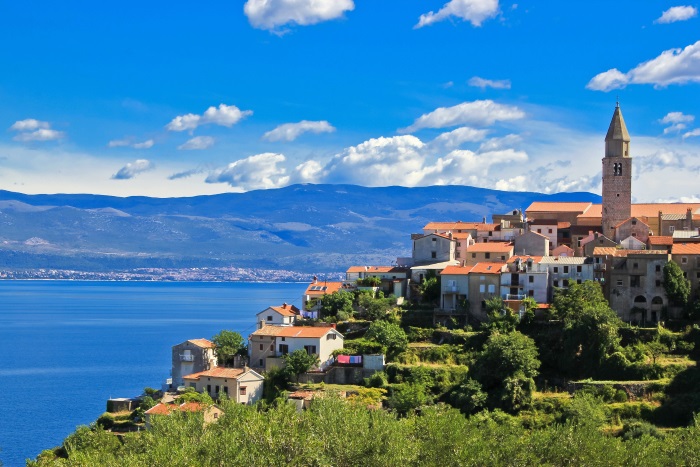 Město Vrbnik na ostrově Krk historií doslova dýchá Adriatic-Town-of-Vrbnik-in-front-of-blue-sea,-Island-of-Krk,-Croatia_shutterstock_91707248.jpg