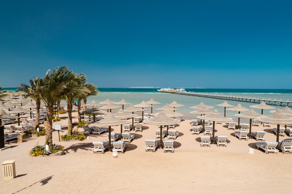 Typická pláž na Hurghadě je plná písku, slunečníků a krásných výhledů. Hurghada-plaze.jpg