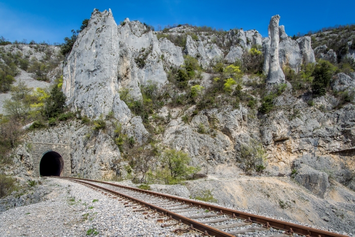Železniční tunel na svazích pohoří Učka Istrie2-doprava-Zeleznicni-tunel-na-svazich-pohori-Ucka.jpg