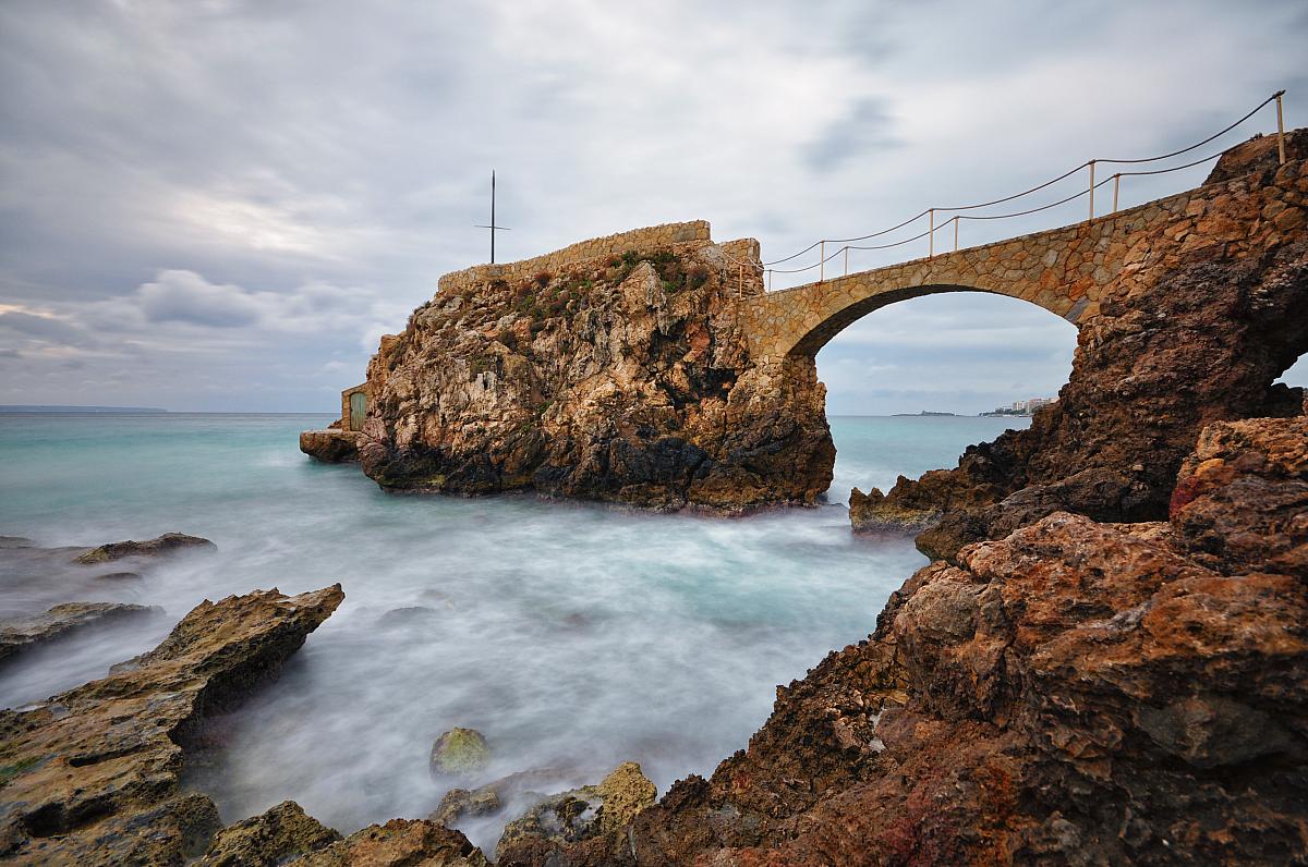Cala Mayor, most nad mlhou Cala Mayor, most nad mlhou
