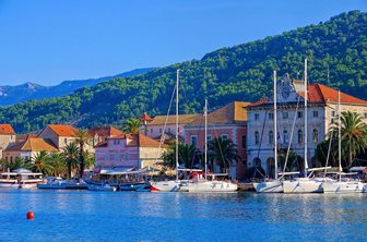 Stari Grad-ostrov Hvar, plachetnice v přístavu