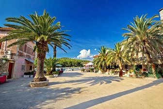 Stari Grad-ostrov Hvar, cesta vedoucí k Jaderskému moři