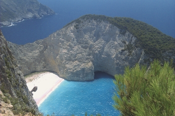 Recko-7-Zakynthos-Slavna-plaz-Navagio-na-zapadnim-pobrezi-Zakynthu.jpg